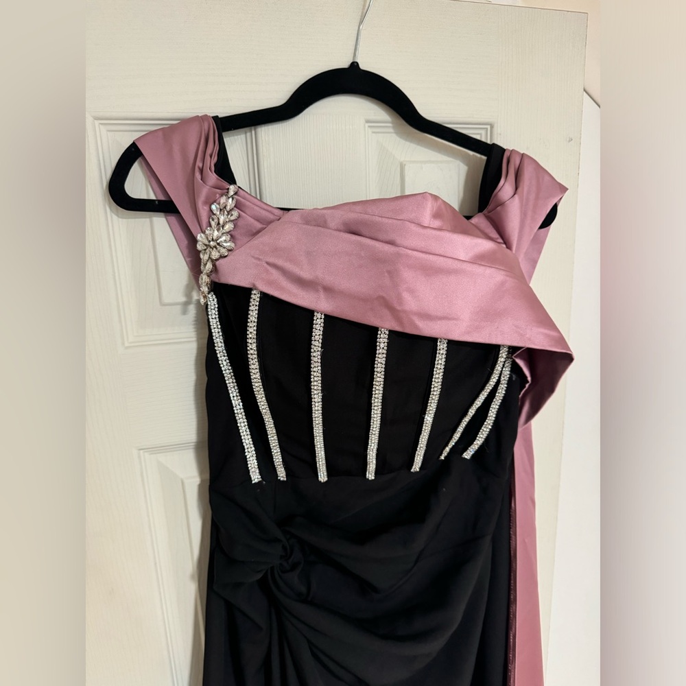 I only wear it one day only looks brand new only need a iron